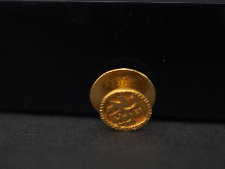 Paire de boutons de manchettes en or jaune, à décor de caractères asia