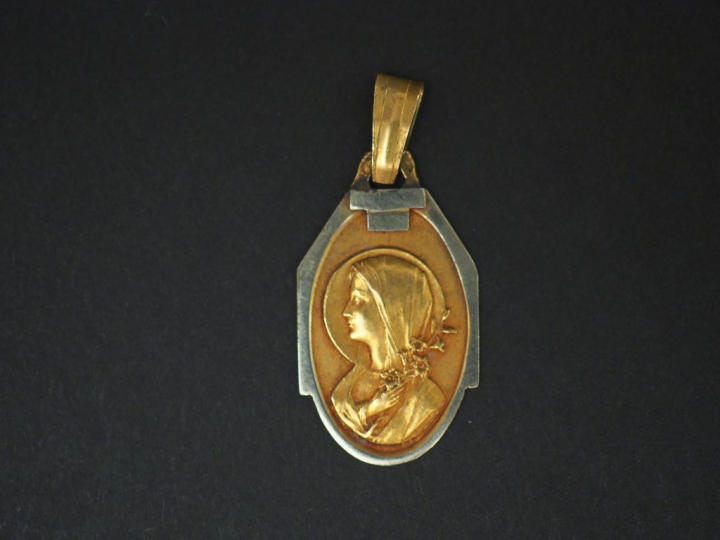 	Médaille religieuse deux tons d’or de style Art déco,  figurant la Sa