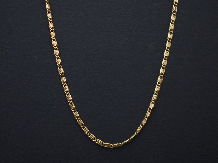	Chaine en or jaune, à décor de grecques. Long. 51 cm Poids. 3,26 g