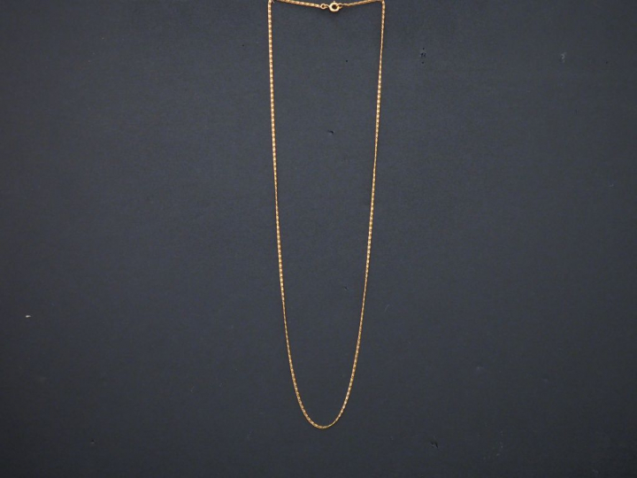 	Chaine en or jaune, à décor de grecques. Long. 51 cm Poids. 3,26 g