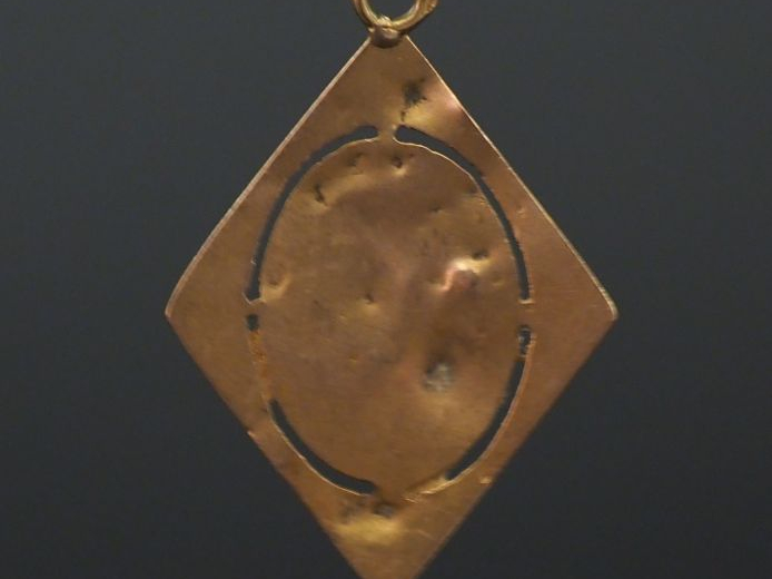 Médaille religieuse en or jaune forme de losange, à  décor ajouré, fig