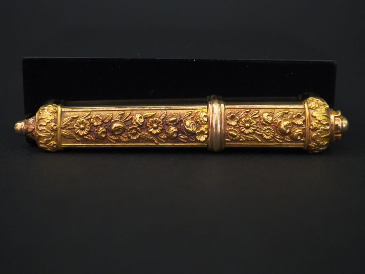 Etui à aiguilles en or jaune, à décor de fleurs. Long. 7,7 cm Poids. 4