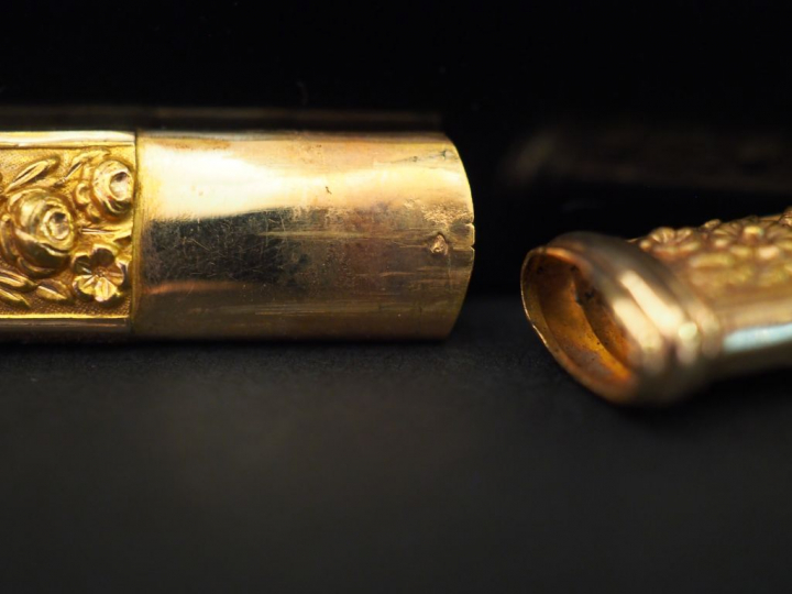 Etui à aiguilles en or jaune, à décor de fleurs. Long. 7,7 cm Poids. 4