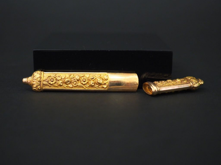 Etui à aiguilles en or jaune, à décor de fleurs. Long. 7,7 cm Poids. 4