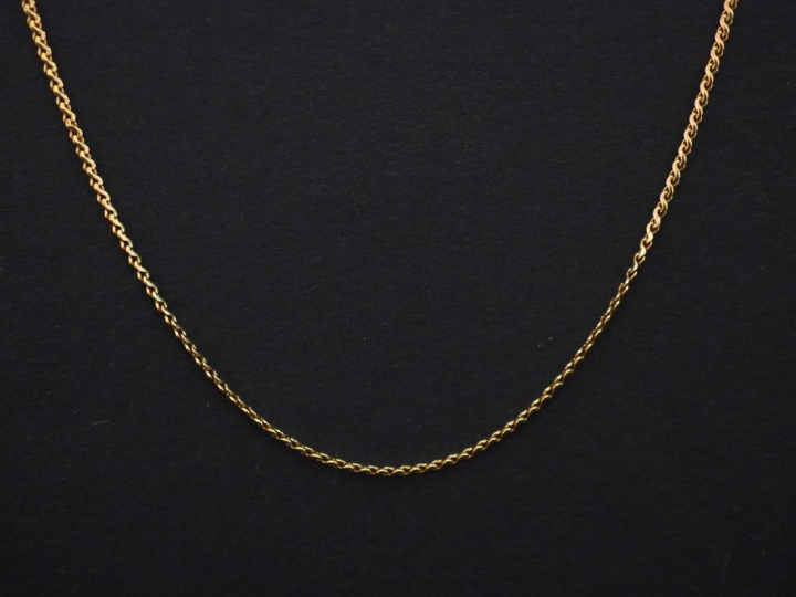 	Chaine en or jaune. Long. 47 cm Poids. 2,20 g (légèrement abimée)