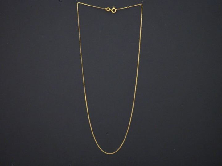 	Chaine en or jaune. Long. 47 cm Poids. 2,20 g (légèrement abimée)