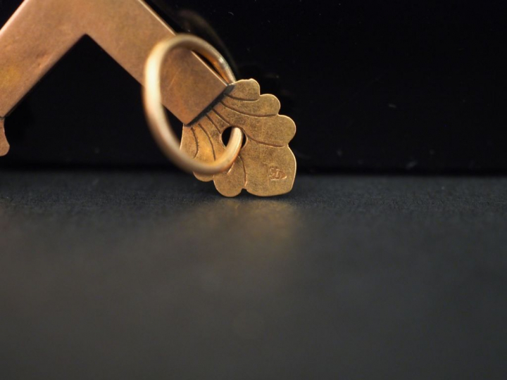 Ensemble comprenant : - un pendentif en forme de croix en or jaune,  à