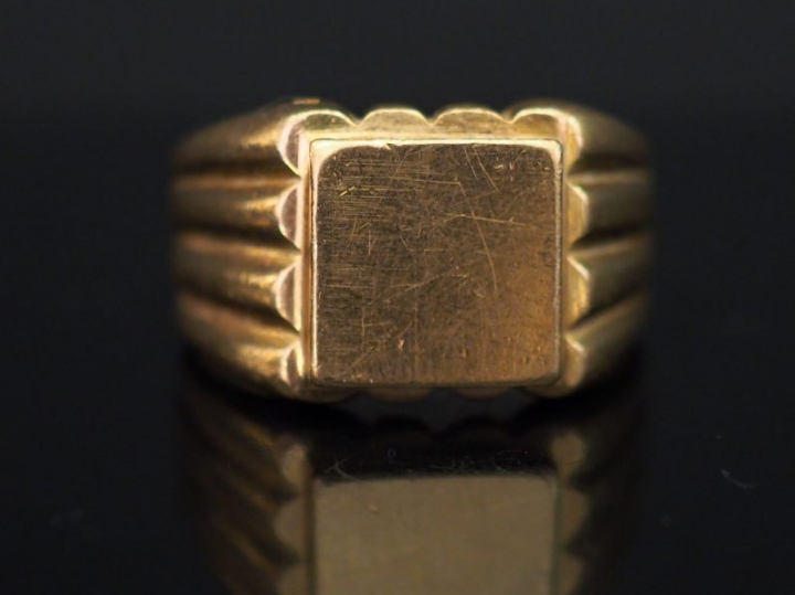 Bague chevalière en or jaune. TDD. 56 Poids. 12,16 g