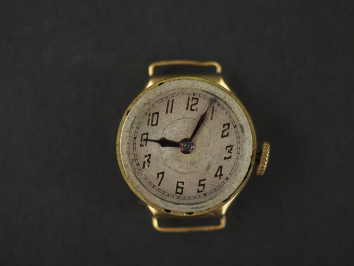 	Boitier de montre en or jaune. Cadran à chiffres arabes pour les heur