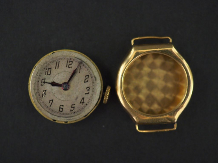 	Boitier de montre en or jaune. Cadran à chiffres arabes pour les heur