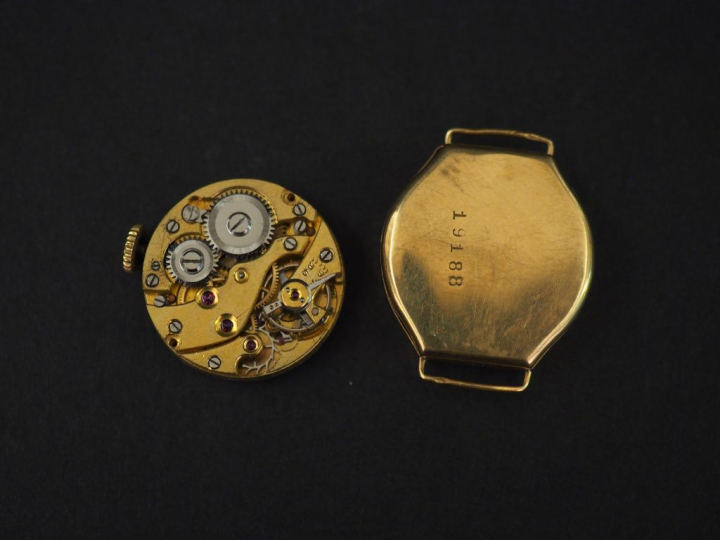 	Boitier de montre en or jaune. Cadran à chiffres arabes pour les heur