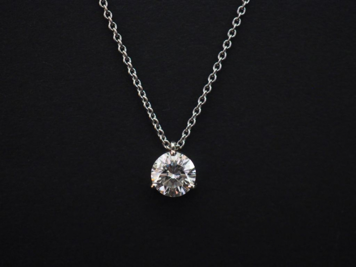	Pendentif et sa chaine en or blanc, serti d’un diamant 1,25 ct F-SI2.