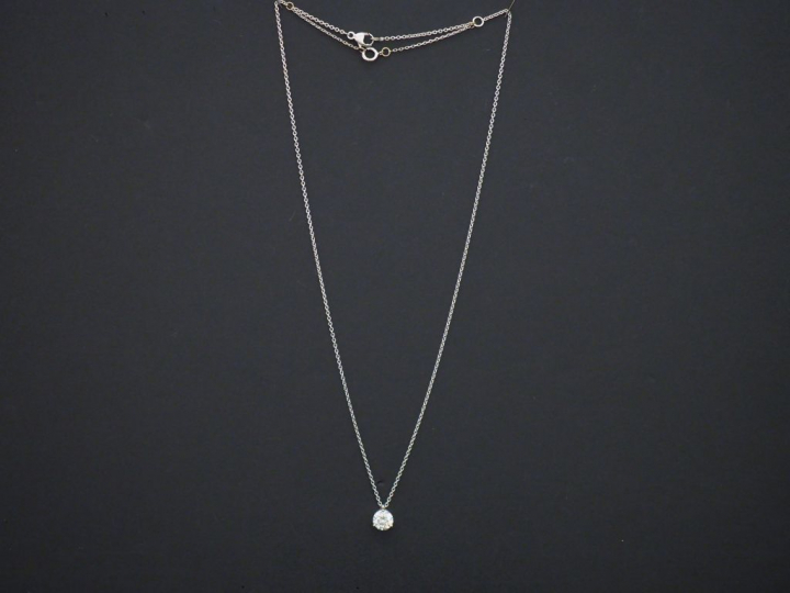 	Pendentif et sa chaine en or blanc, serti d’un diamant 1,25 ct F-SI2.