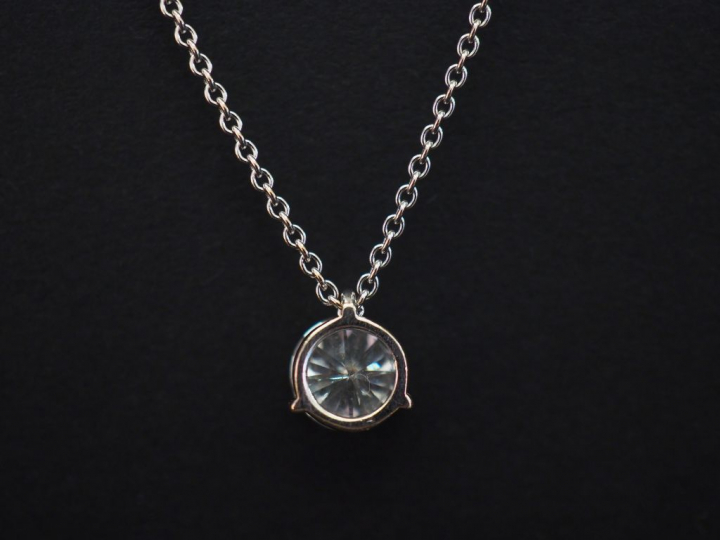 	Pendentif et sa chaine en or blanc, serti d’un diamant 1,25 ct F-SI2.