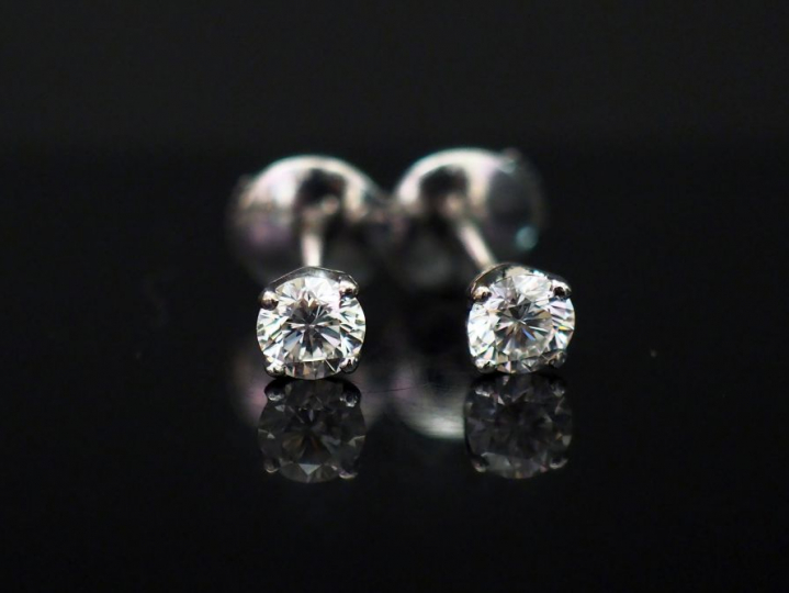Paire de puces d’oreilles en or blanc, serties d’un diamant taille anc