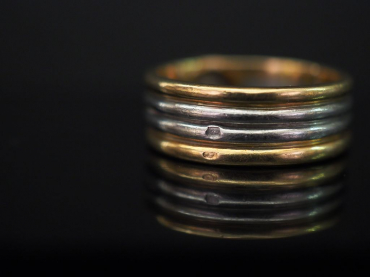 	Bague jonc en platine et or blanc, composée de quatre anneaux solidai