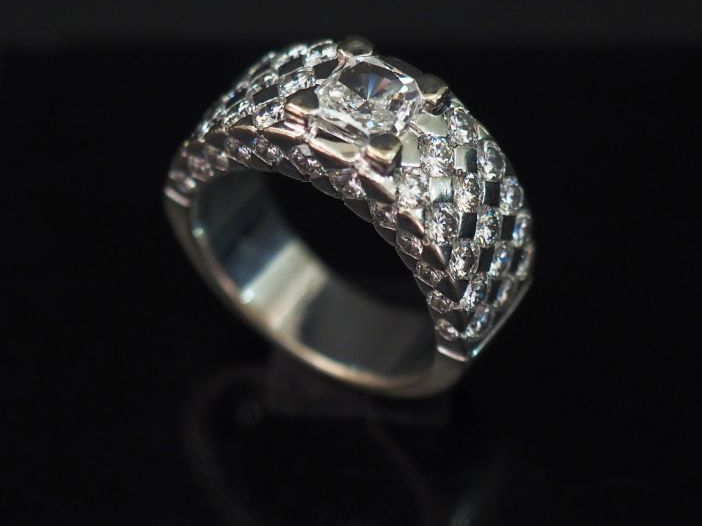 	Bague en or blanc, sertie en son centre d’un diamant taille coussin e