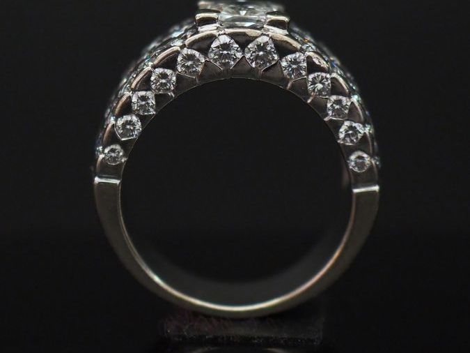 	Bague en or blanc, sertie en son centre d’un diamant taille coussin e