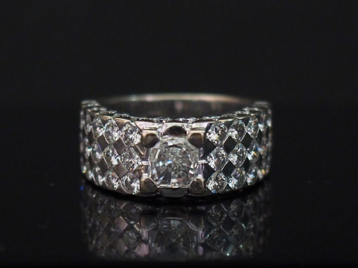 	Bague en or blanc, sertie en son centre d’un diamant taille coussin e