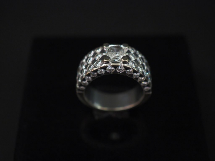 	Bague en or blanc, sertie en son centre d’un diamant taille coussin e