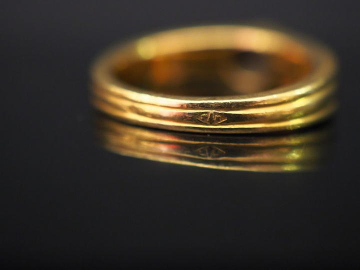 MAUBOUSSIN  Bague jonc, modèle Nadia, en or jaune, sertie en son centr