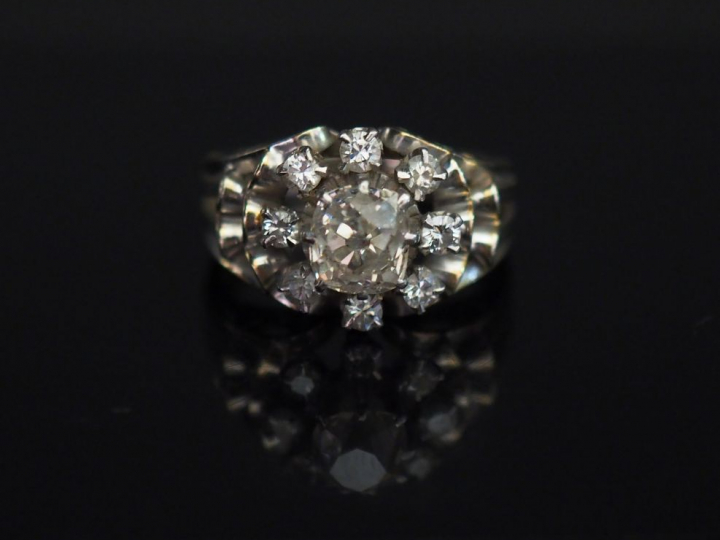 Bague en platine et or blanc, sertie en son centre d’un diamant taille