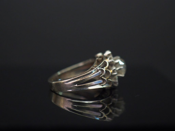 Bague en platine et or blanc, sertie en son centre d’un diamant taille