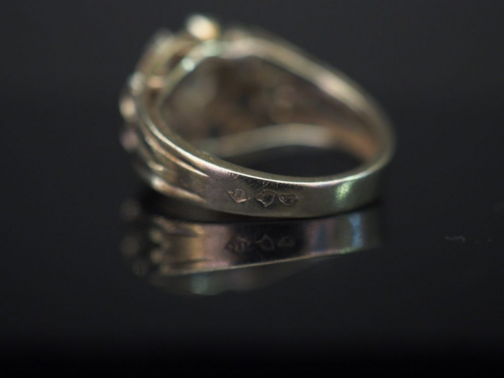 Bague en platine et or blanc, sertie en son centre d’un diamant taille