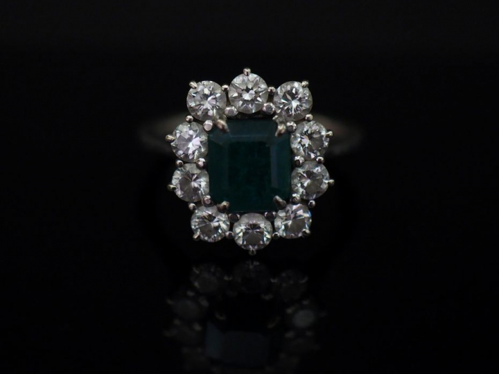 Bague marguerite en or blanc, sertie en son centre d’une émeraude ento