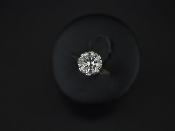 	Bague solitaire en platine et or blanc, sertie d’un diamant taille an