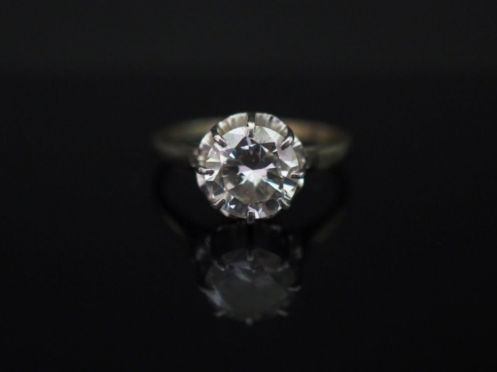 	Bague solitaire en platine et or blanc, sertie d’un diamant taille an