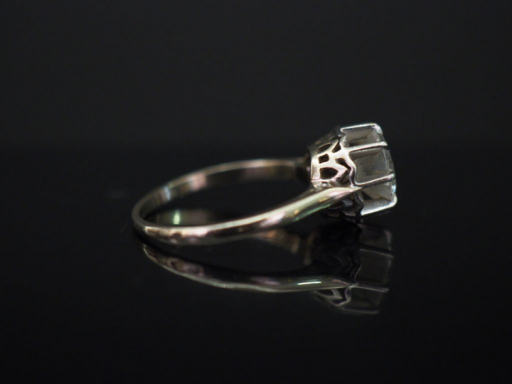 	Bague solitaire en platine et or blanc, sertie d’un diamant taille an