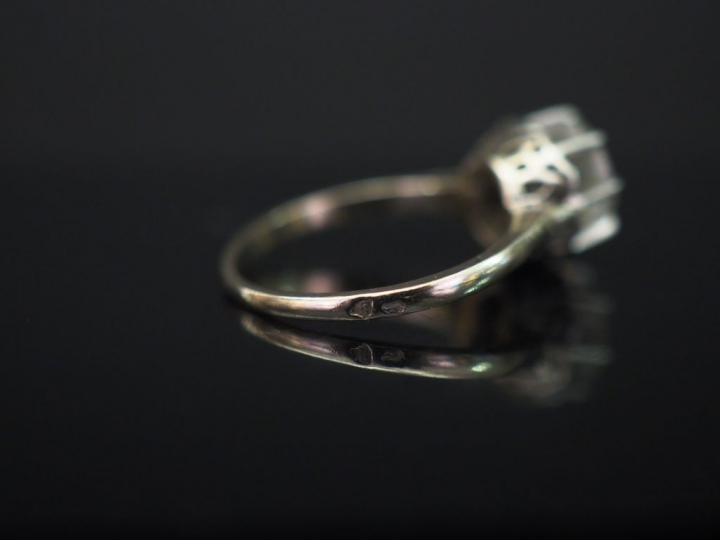 	Bague solitaire en platine et or blanc, sertie d’un diamant taille an