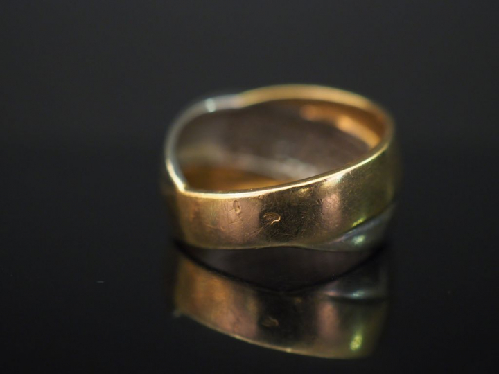 Bague deux tons d'or, formée de deux anneaux entrelacés dont l'un est 