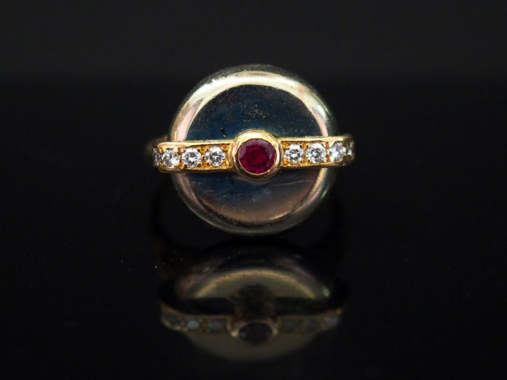 Bague en or jaune, plateau circulaire serti en son centre d’un rubis é