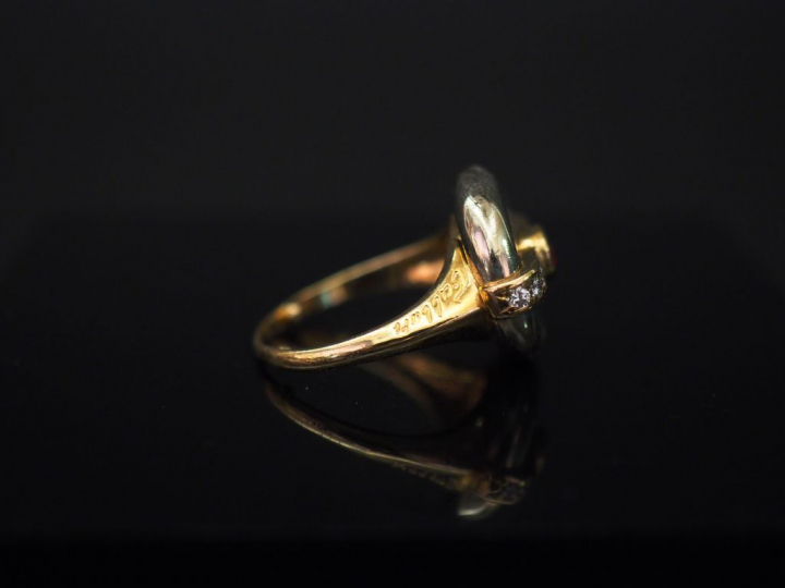 Bague en or jaune, plateau circulaire serti en son centre d’un rubis é