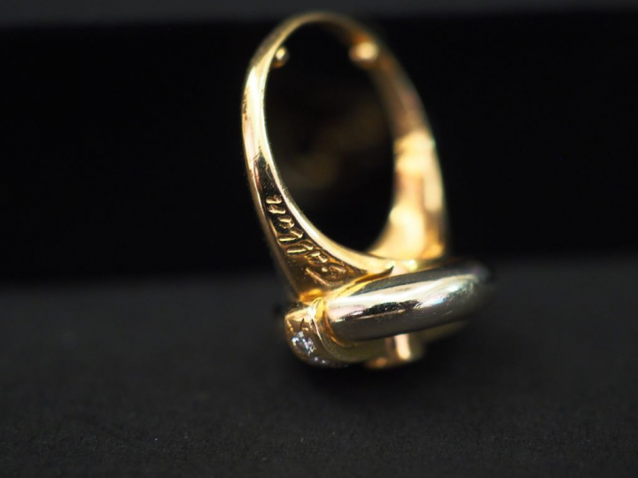 Bague en or jaune, plateau circulaire serti en son centre d’un rubis é