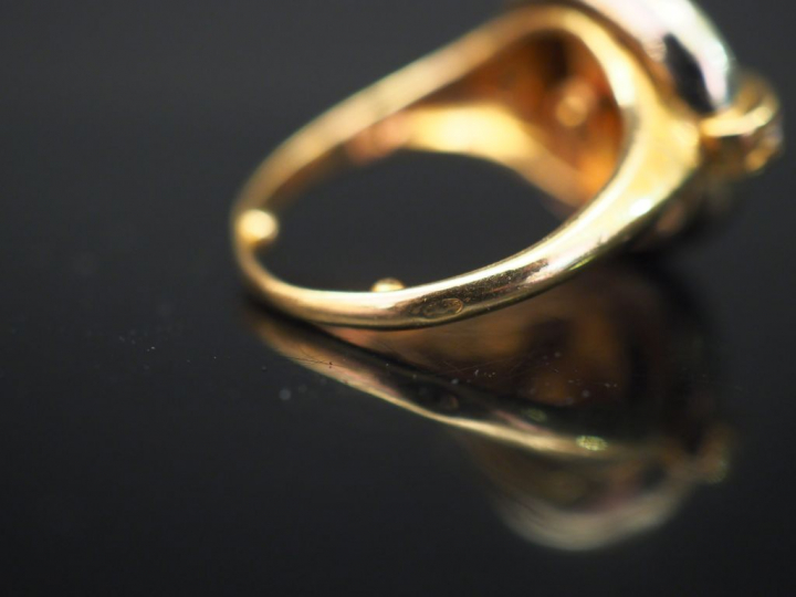 Bague en or jaune, plateau circulaire serti en son centre d’un rubis é