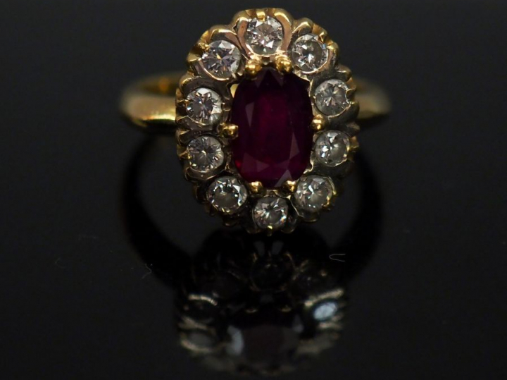 Bague marguerite en or jaune, sertie en son centre d’un rubis entouré 