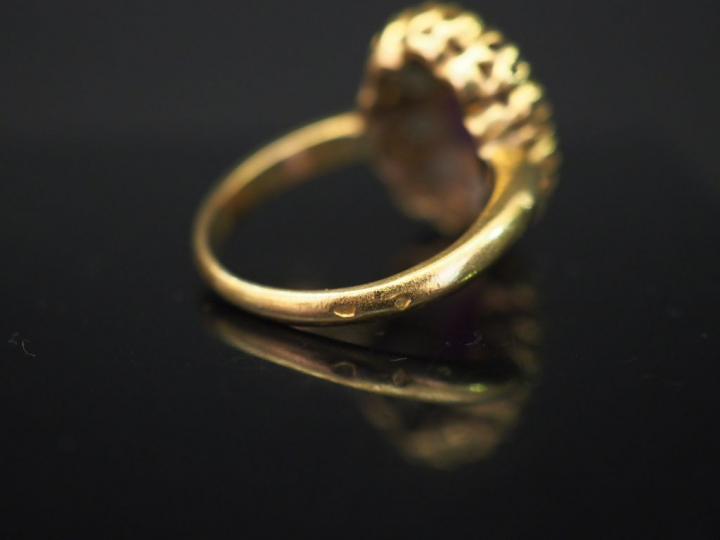 Bague marguerite en or jaune, sertie en son centre d’un rubis entouré 