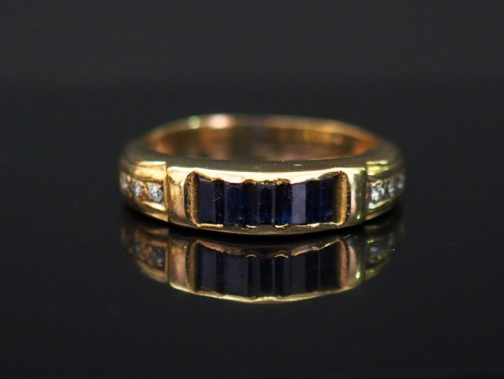 	Bague jonc en or jaune, sertie d’une ligne de cinq saphirs calibrés e