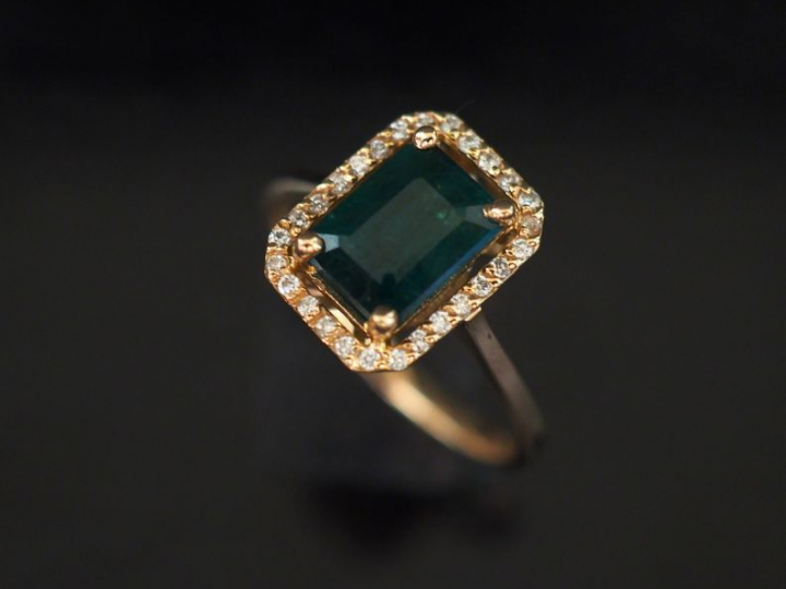 Bague de style Art déco en or rose 14k, sertie en son centre d’une éme