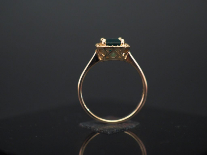 Bague de style Art déco en or rose 14k, sertie en son centre d’une éme