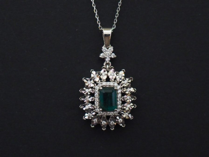 Pendentif en forme de fleur et sa chaine en or blanc 14k, serti en son