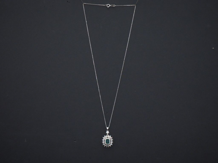 Pendentif en forme de fleur et sa chaine en or blanc 14k, serti en son