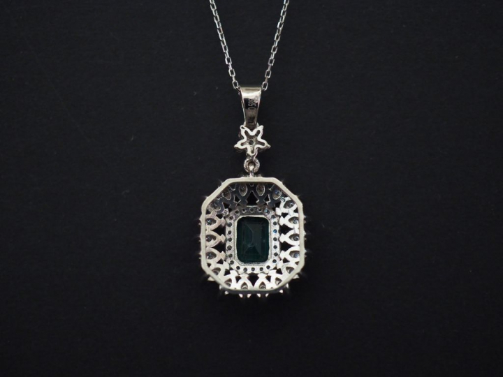 Pendentif en forme de fleur et sa chaine en or blanc 14k, serti en son