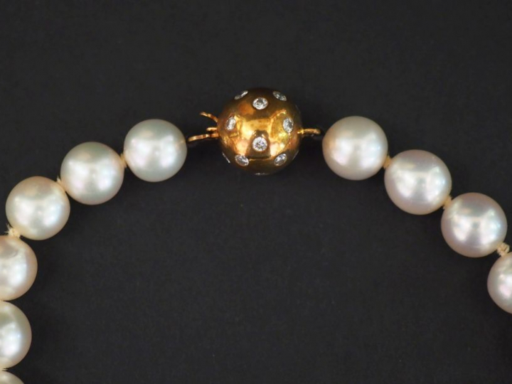 Collier de perles de culture ras de cou. Fermoir en forme de boule en 