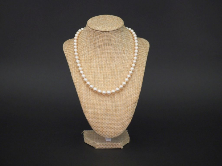Collier de perles de culture ras de cou. Fermoir en forme de boule en 