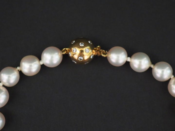 Collier de perles de culture ras de cou. Fermoir en forme de boule or 