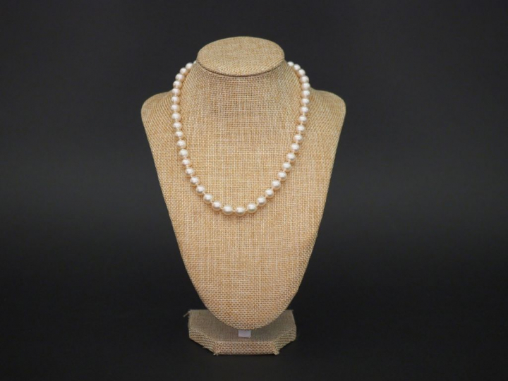 Collier de perles de culture ras de cou. Fermoir en forme de boule or 